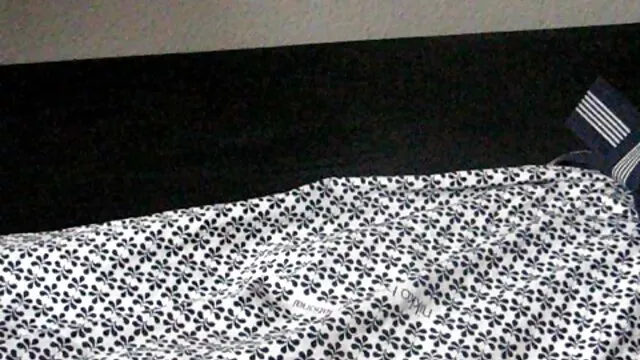 Dia di tempat tidur dengan seorang teman, dan kemudian cewe jepang porn memaksa dia untuk minum sperma.