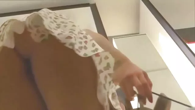 pria berminyak video xxx selingkuh jepang permen dengan rambut tipis yang gelap.